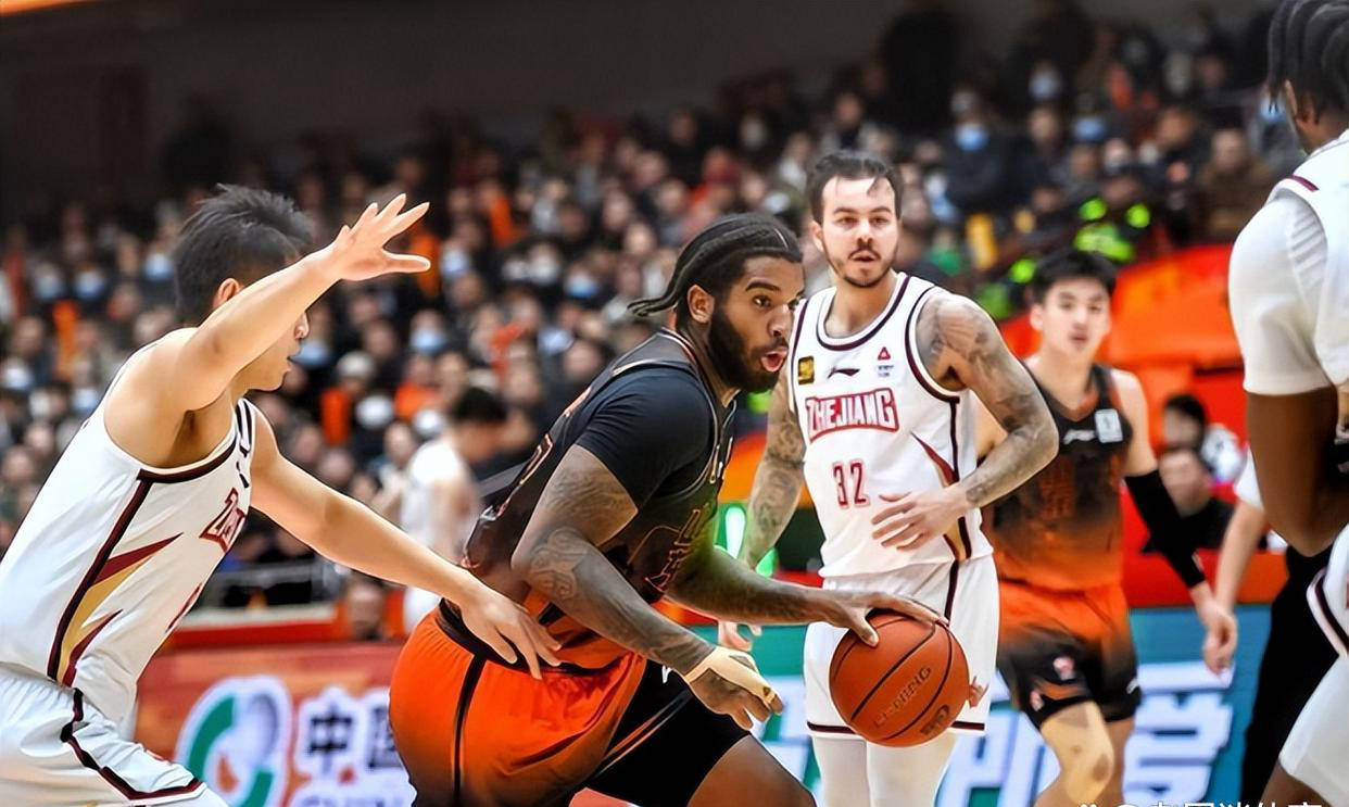 山东男篮训练开放日，冲刺阶段状态回暖引欢呼，NBA常规赛在即，年轻球员得到机会的简单介绍