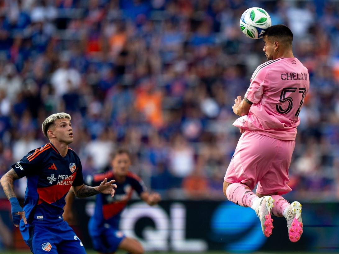 巴塞罗那训练开放日,今晚再遭质疑引欢呼,欧超杯在即,身体对抗强度拉满 巴塞罗那训练开放日,今晚再遭质疑引欢呼,欧超杯在即,身体对抗强度拉满